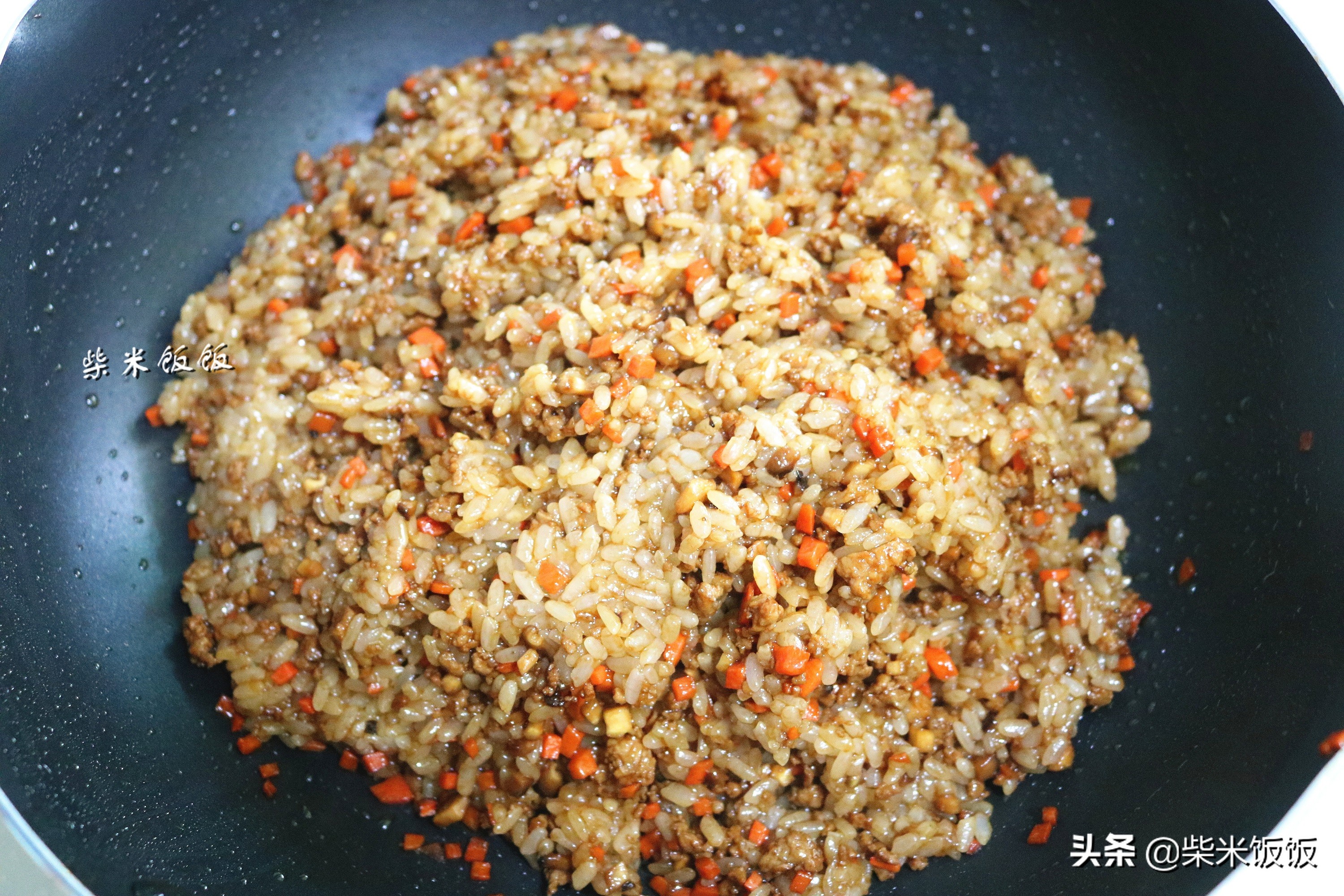 我家吃烧麦从不买，这做法简单，捏一捏10分钟出锅，4个不够吃