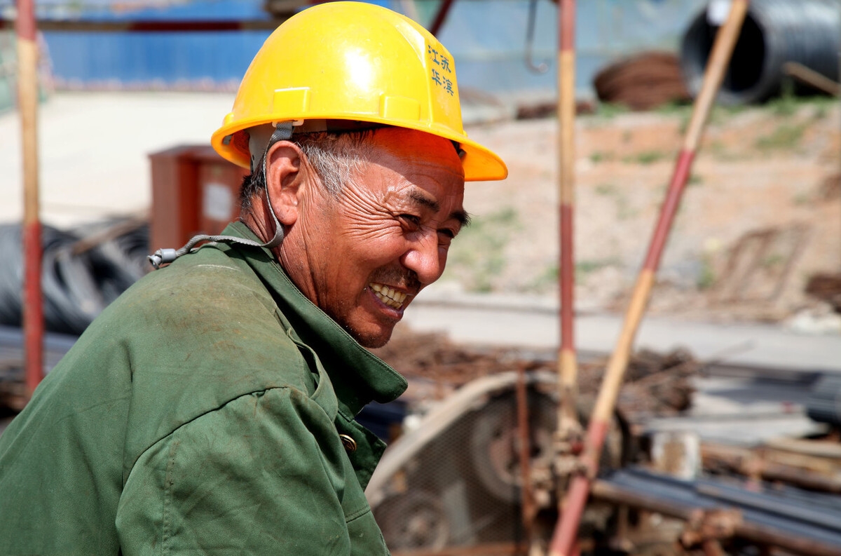 高考674分有望上北大，父亲却在工地发生意外，复读生表示内疚