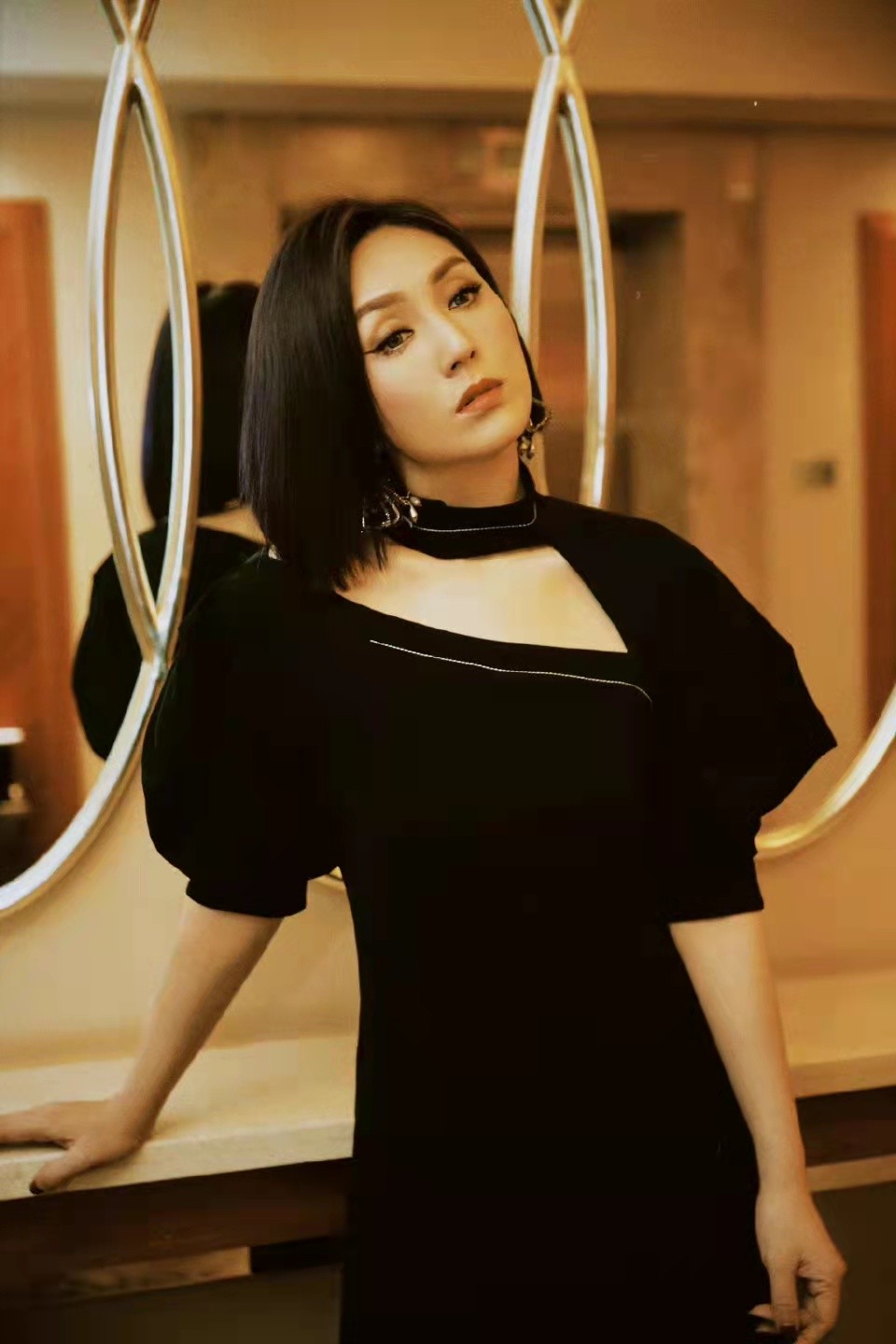 年近50的"春娇"还那么娇,杨千嬅黑裙华丽大片,看着风情满满