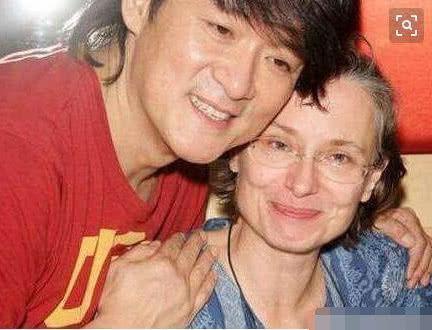 1999年，闹绯闻的周华健，接了美国妻两个电话后，决定淡出娱乐圈