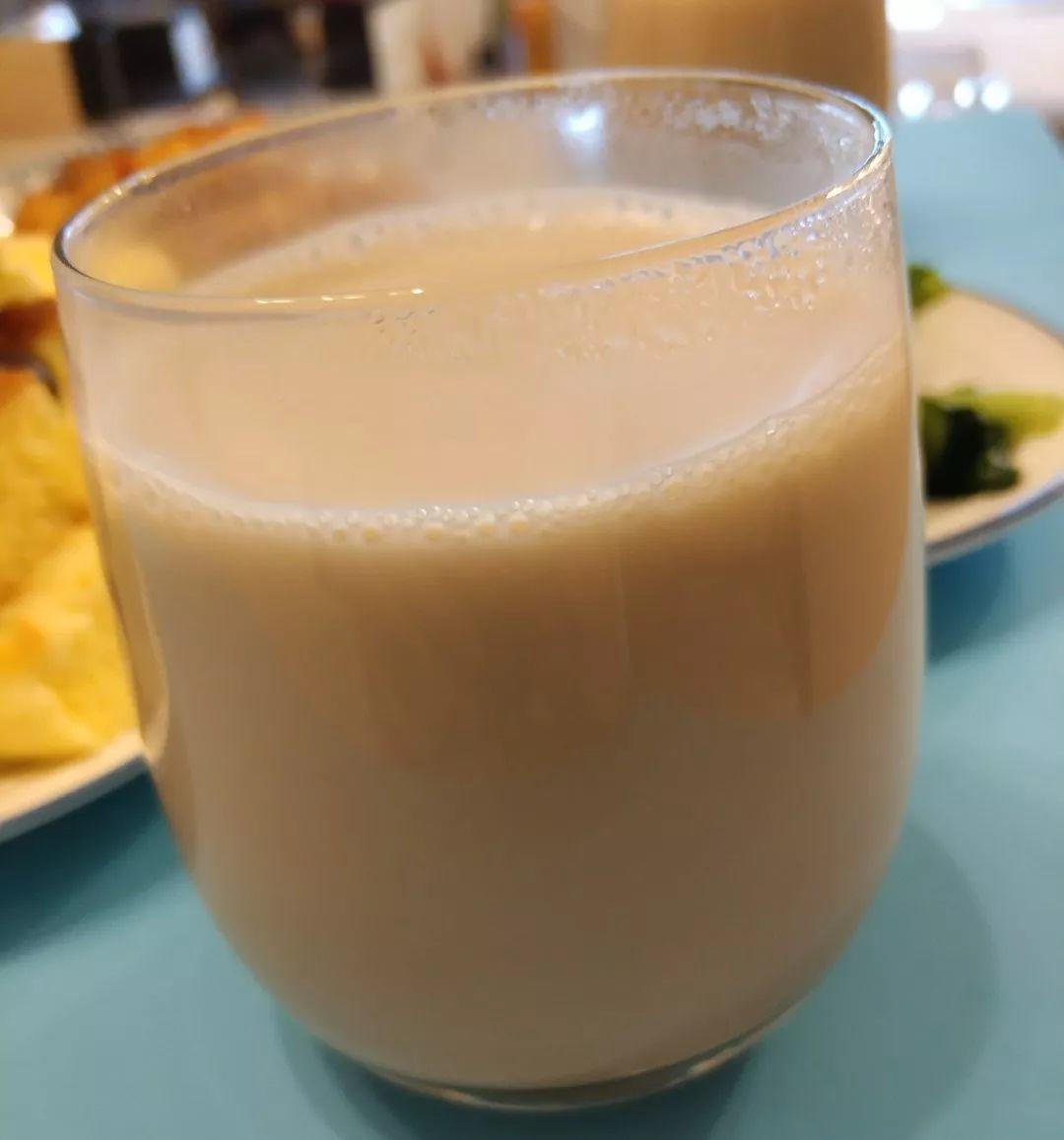 盆里倒一瓶牛奶，虫子全赶跑，叶子油绿发亮还茂盛！