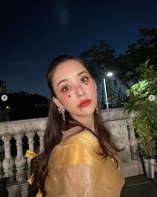 方媛晒一家四口过万圣节，郭富城点赞互动秀恩爱，俩女儿扮相可爱