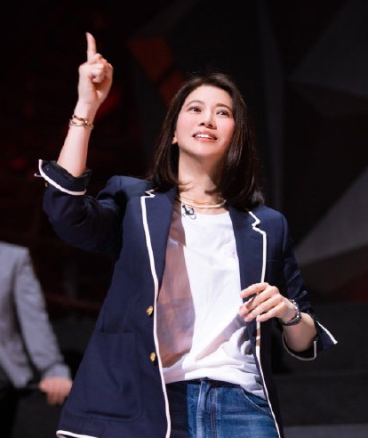 袁咏仪气质感真好，穿黑色上衣朴素却不普通，50岁女人该好好学学