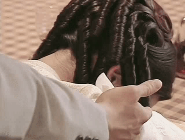 《第一炉香》：女学生葛薇龙为什么自甘堕落，沦落成高级交际花？