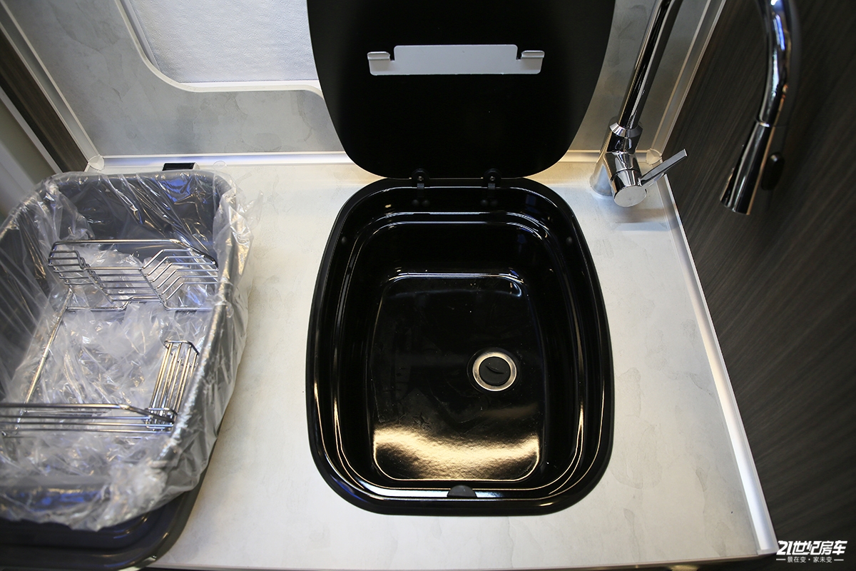 奇瑞进口底盘双拓展房车带214度电电粉碎直排马桶