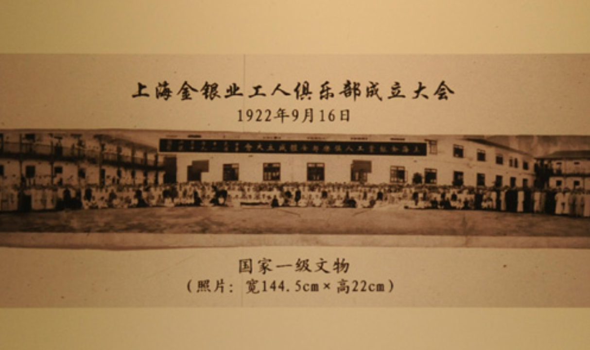 1950年，浙江老汉挖开儿子坟墓取出一箱子，领导看后：快上报中央