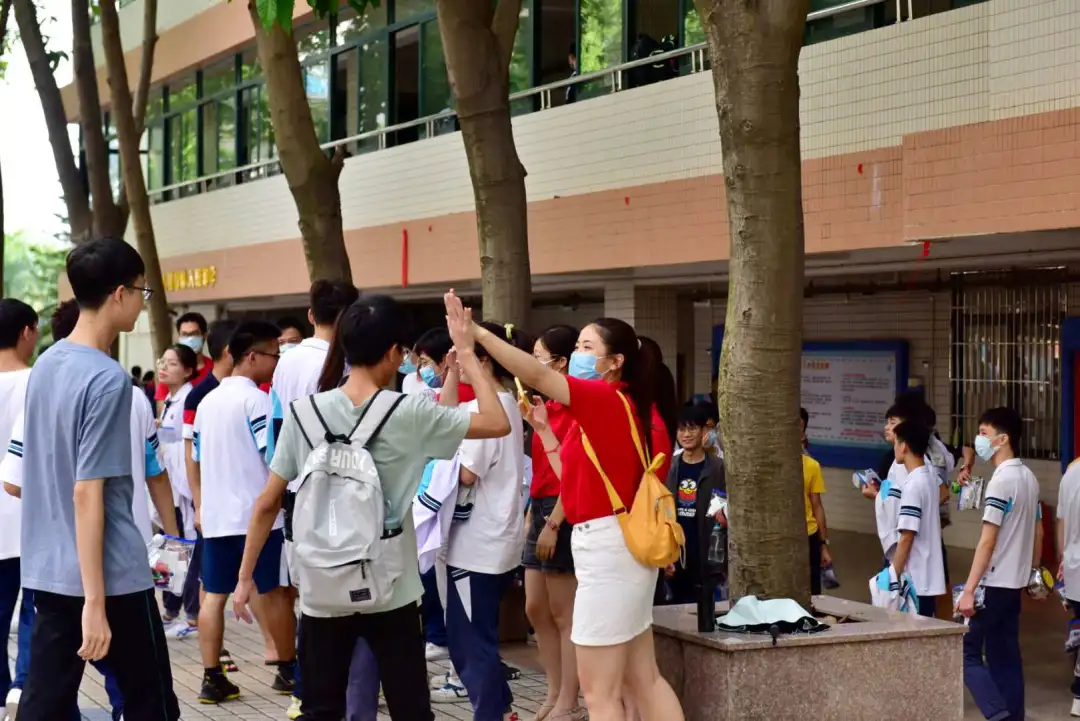 难忘老师 感恩亲人——佛山南海中学分校2020届高三学子高考凯旋