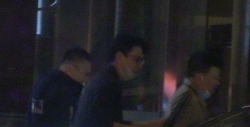靳东深夜参加酒局，与好友喝酒唱歌心情好，结