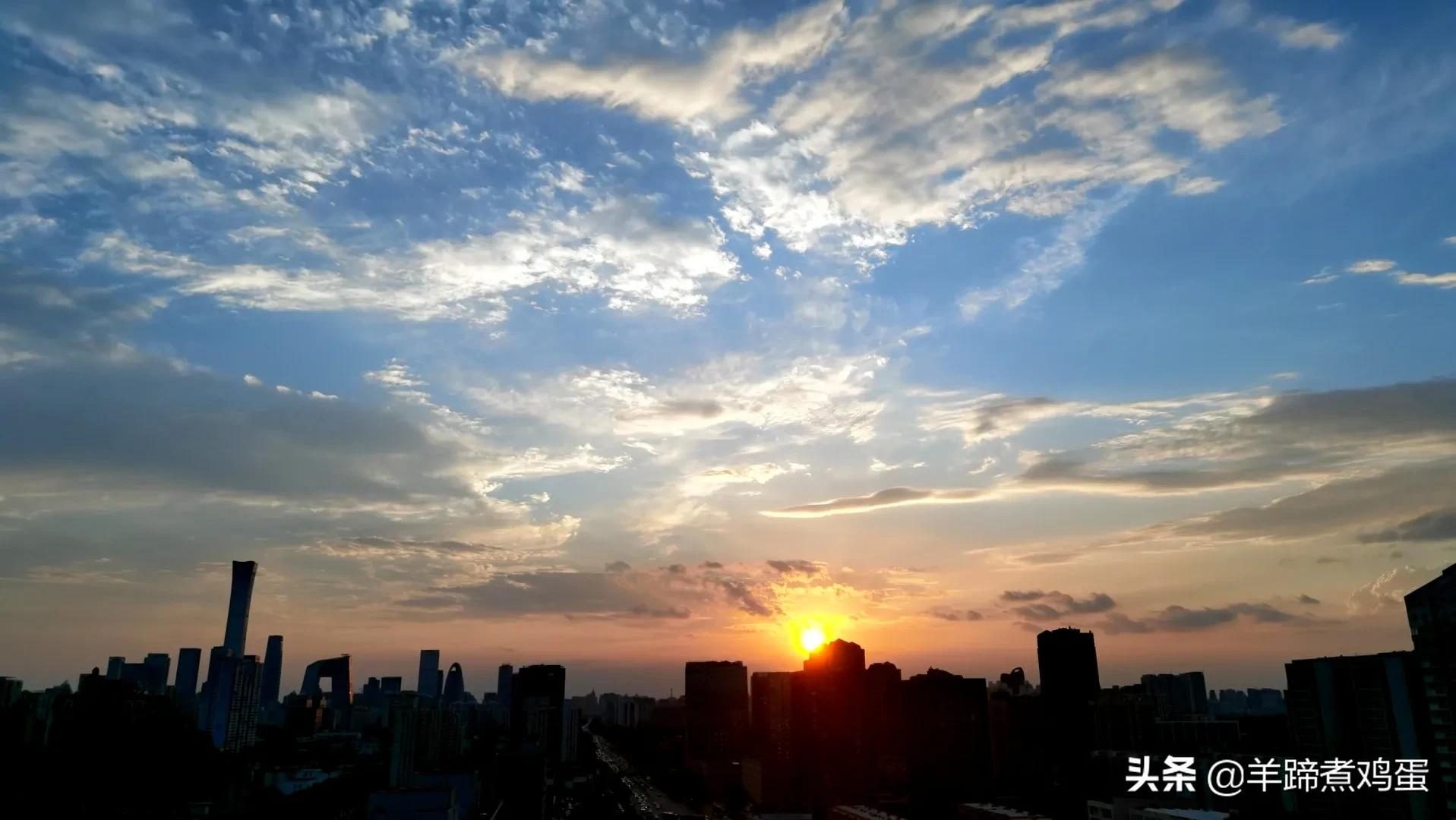 淫雨唤云行日隐耀霞红--雨后北京云空的美丽身影留下霞浓