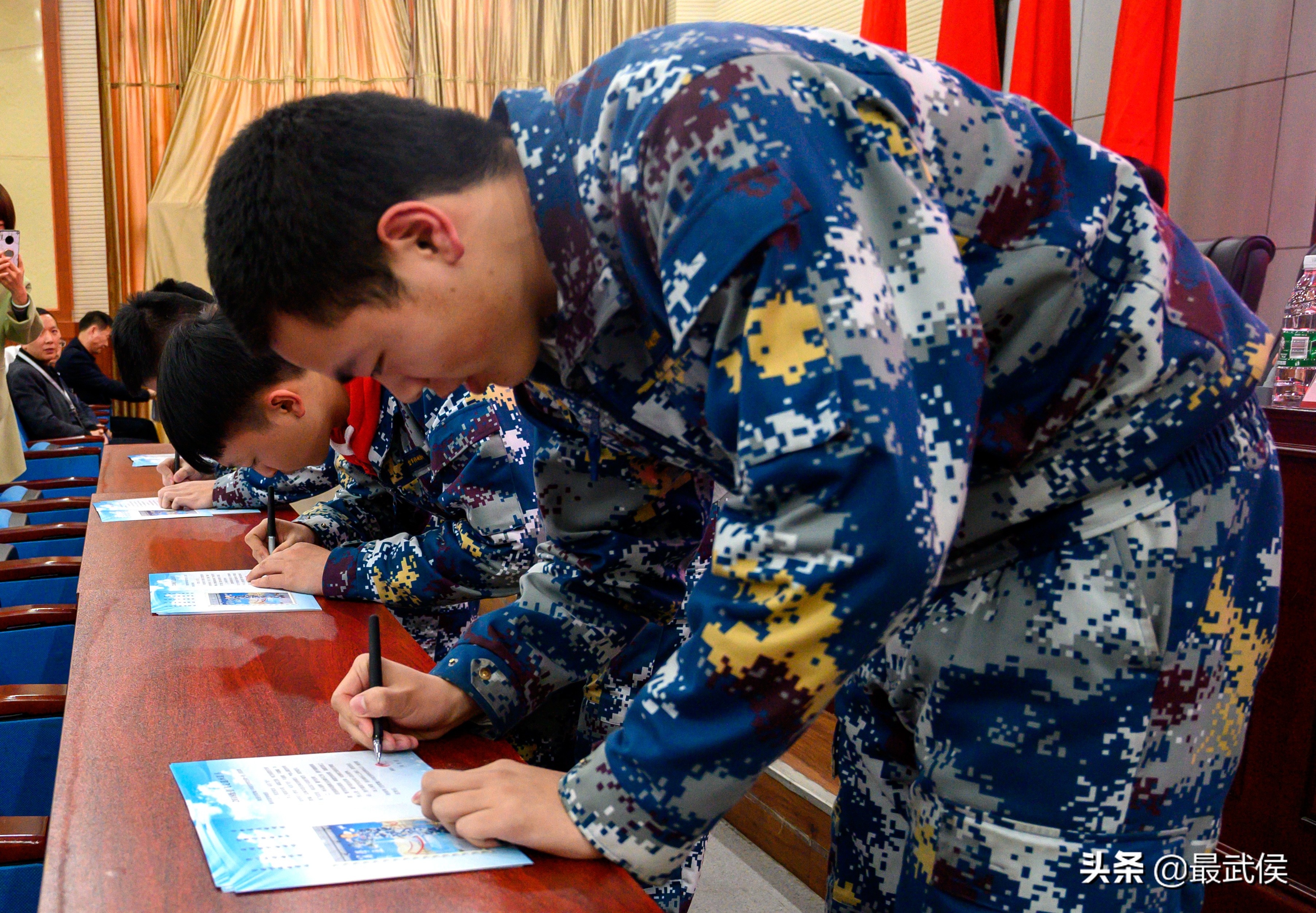 什么是“双学籍”飞行员？这所学校4年7人入选，清华北大任选！