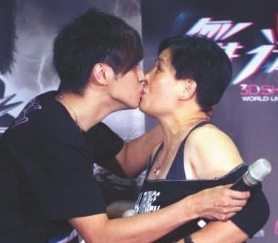 罗志祥和妈妈过度亲密，两人三观畸形，其母亲竟然还怒斥周扬青