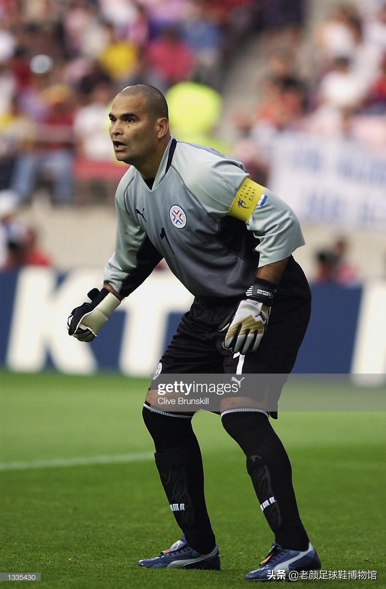 德国门神狮王卡恩前来和奇拉维特握手,当时欧洲和南美最优秀的门将在