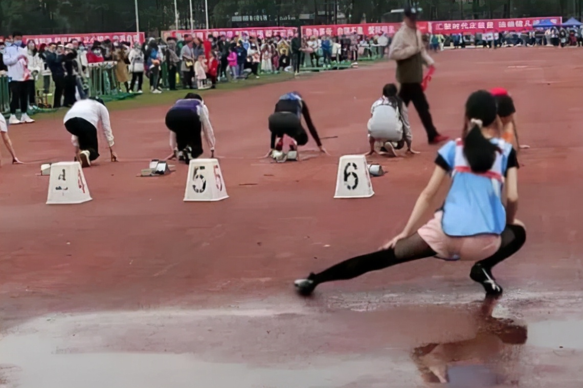 一外国语学院女生参加长跑比赛，穿黑裤袜引争议，被指目的不纯