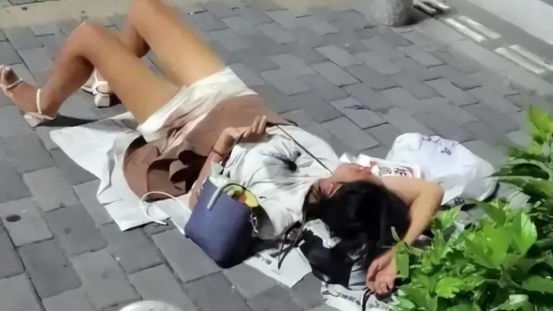 深圳穿黑丝的流浪女：本科毕业，长得标致，变成这样不值得同情