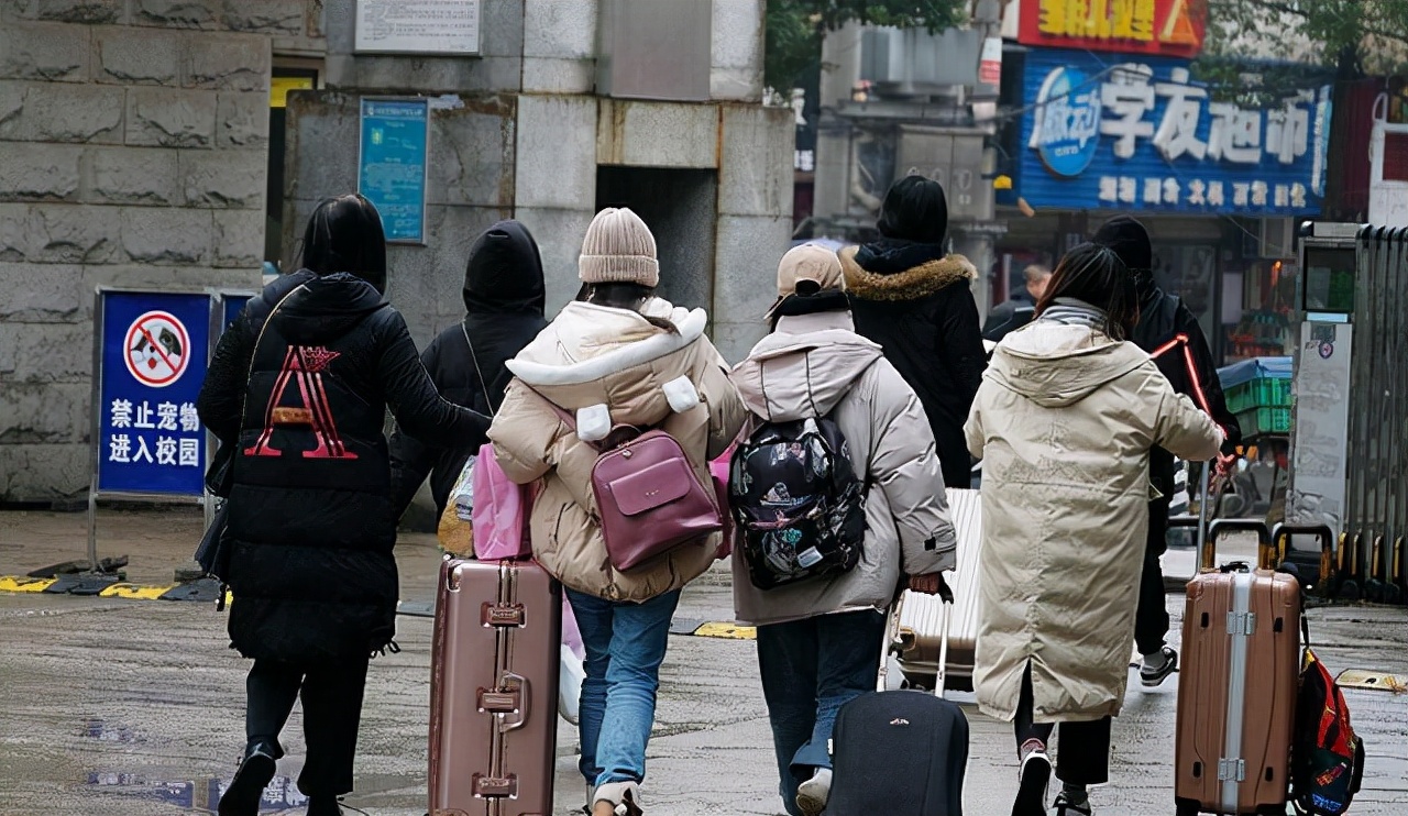 各大学2022放寒假通知！放假时间最长77天，学生们拍手叫好