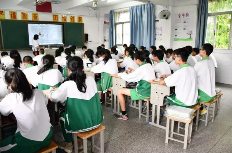 中学生的迷惑行为，四季都热衷春秋款校服，“夏捂冬冻”令人不解