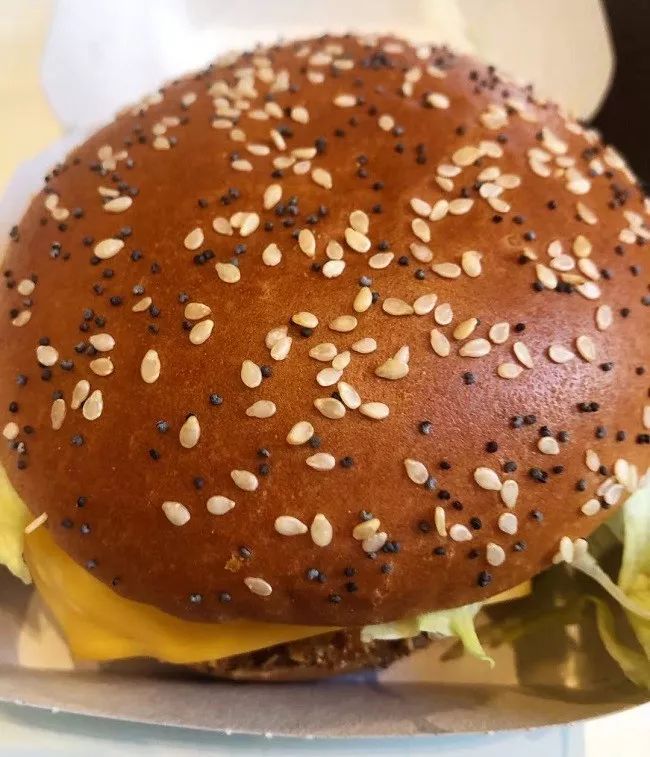 麦当劳的地区限定汉堡再好,不如9.9元麦辣鸡腿堡