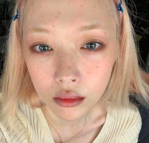 25岁人气女团成员崔雪莉风格大变成无眉星人,网友:像白化病病人