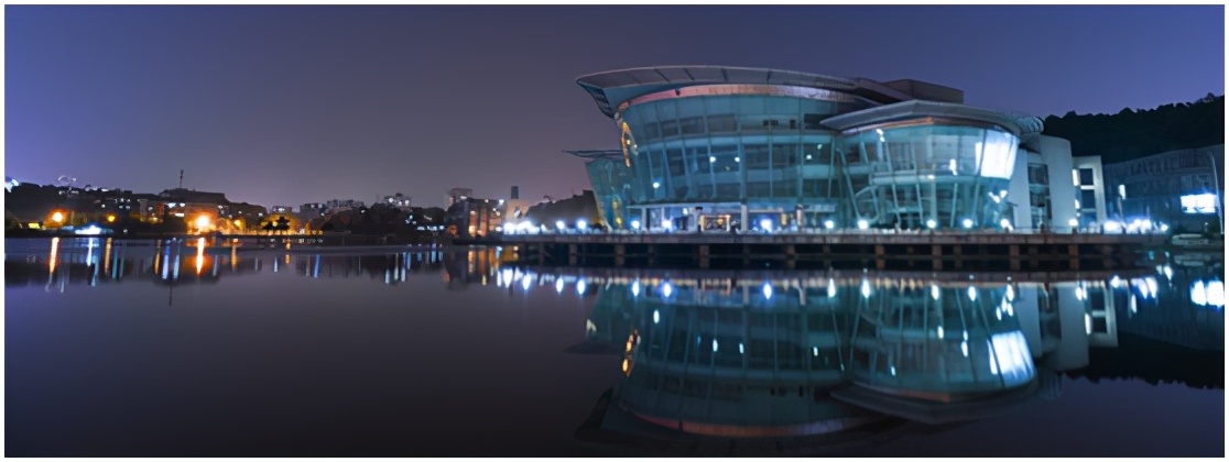 湖北“超网红”大学：依山傍水，空调宿舍，每人还配家具一套