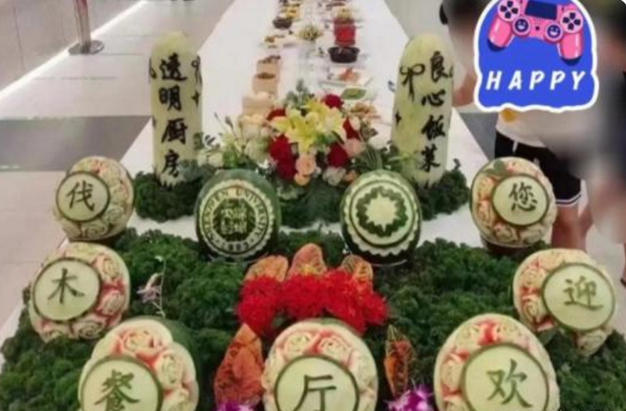 大学“地府级别”食堂火了！设计足够大胆，学生直言：吃饭像渡劫