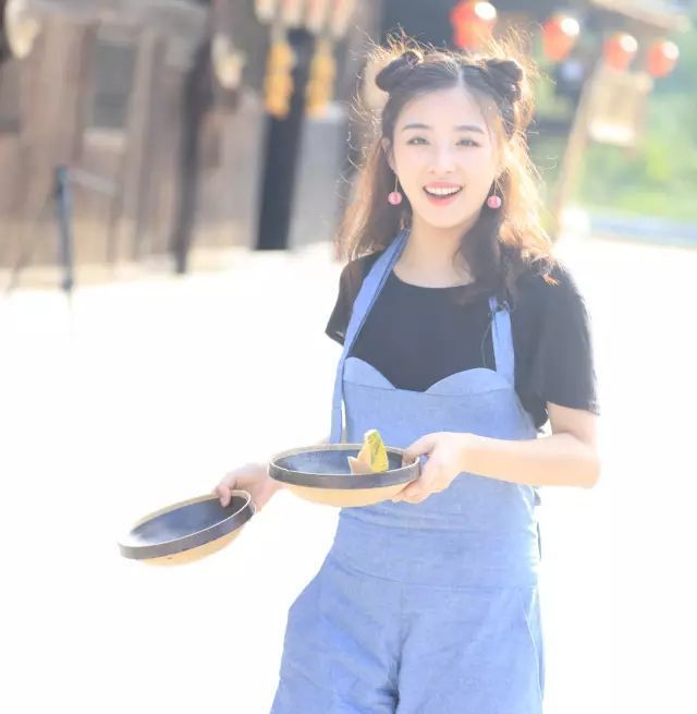 张含韵当主持人，话不会接场不会捧，还不如《快乐大本营》的吴昕
