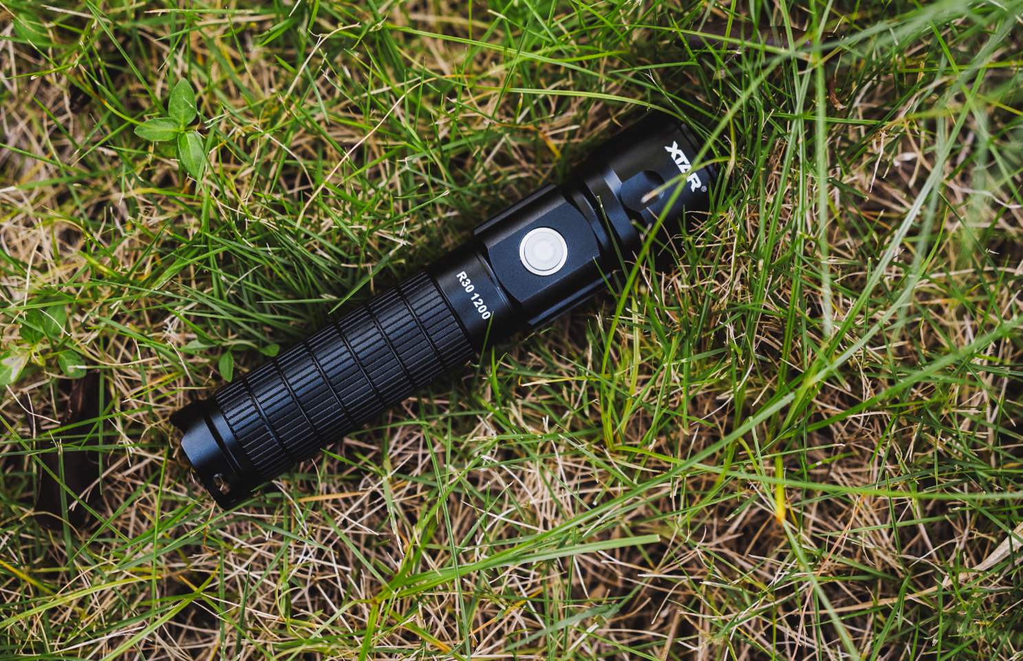 個頭大、亮度夠、續航長，還能變身充電寶！XTAR R30手電筒體驗
