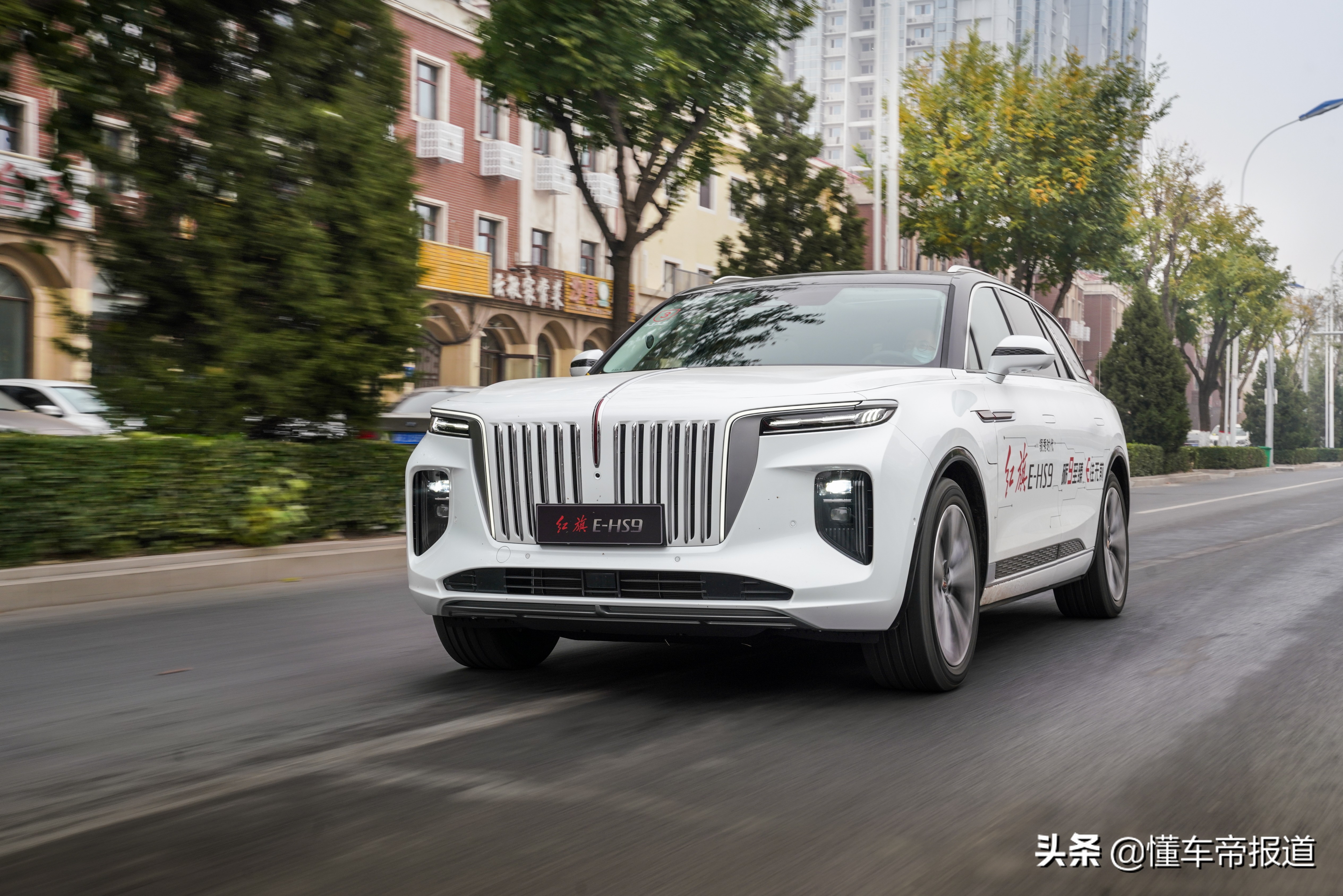 作為純電動suv,紅旗e-hs9搭載三元鋰離子電池組,提供84千瓦時和99千瓦