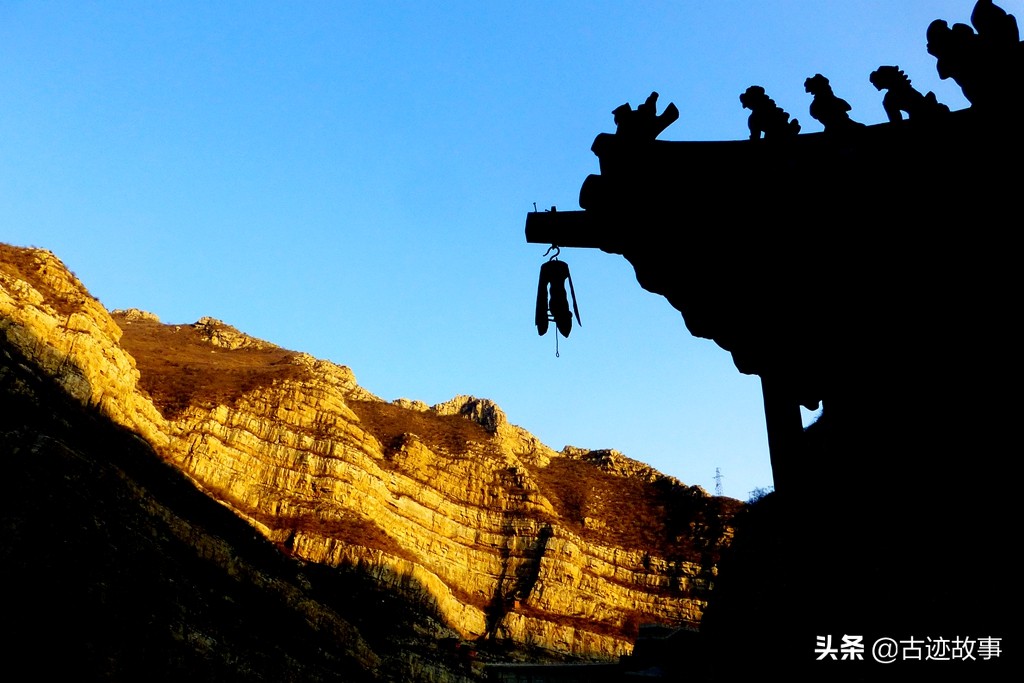 凭栏悬空寺，静看夕阳染恒山