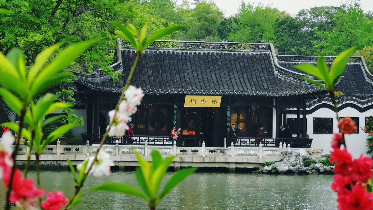 孟浩然与朋友爬山，即兴写下一首诗，开头两句就是千古名句