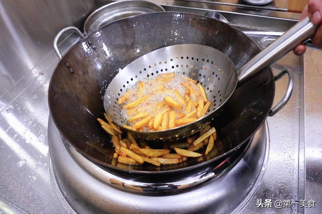 炸薯条的做法最简单家常做法（酥脆可口不回软炸薯条做法）