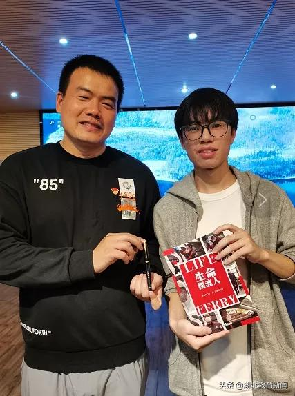 “生命摆渡人”汪勇竟向学生们展示自己的“朋友圈”？这堂大思政课太活了