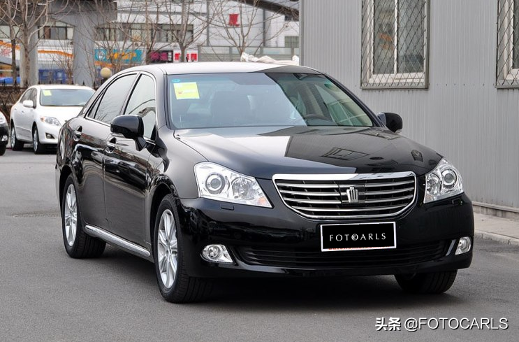 售价近90万！丰田皇冠4.3L V8沙龙VIP实拍，座椅上小喇叭相当气派