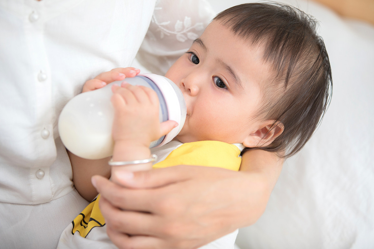 宝宝长出乳牙了，妈妈在喂奶时，如何避免自己被宝宝的乳牙咬伤？