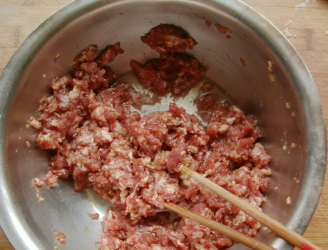 羊肉香菜饺子馅的调法（1个技巧轻松做好羊肉香菜饺子馅）