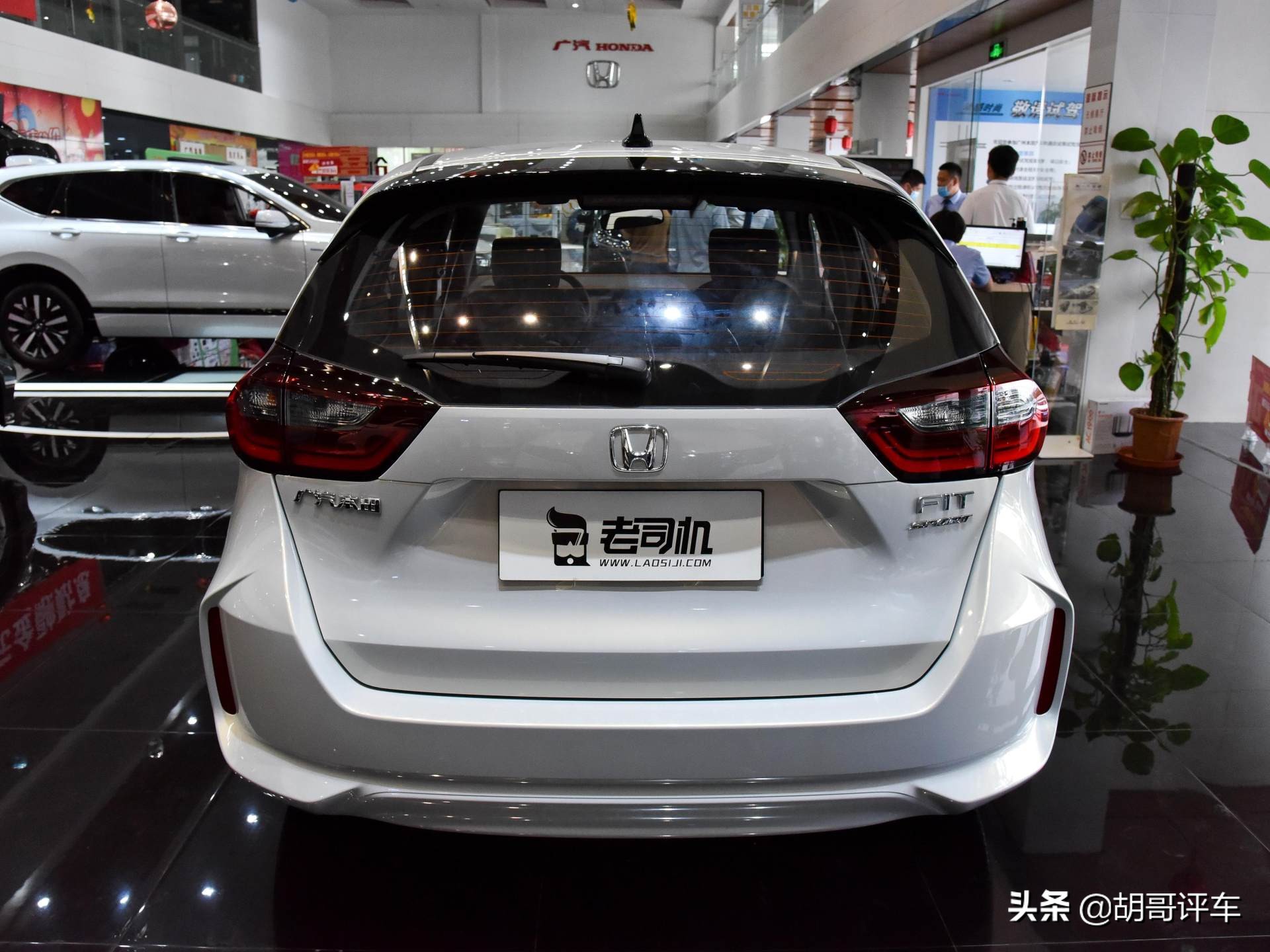 毕业之后选择一款两厢版车型是个不错的选择, 本田飞度是广汽本田汽车