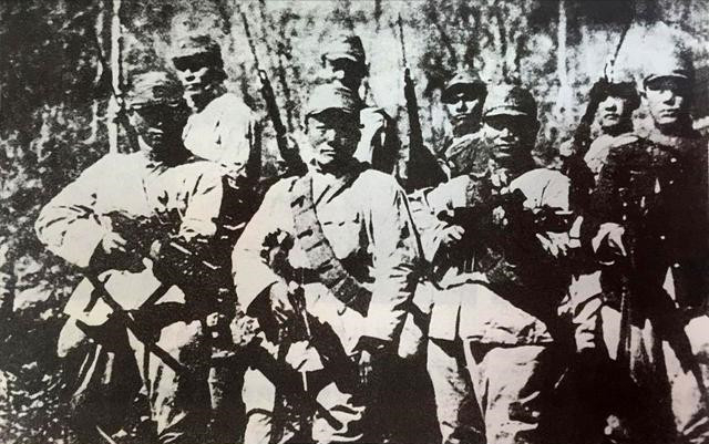 刑场上，战士亲手枪杀12名同志后自杀，用枪声发出绝密情报