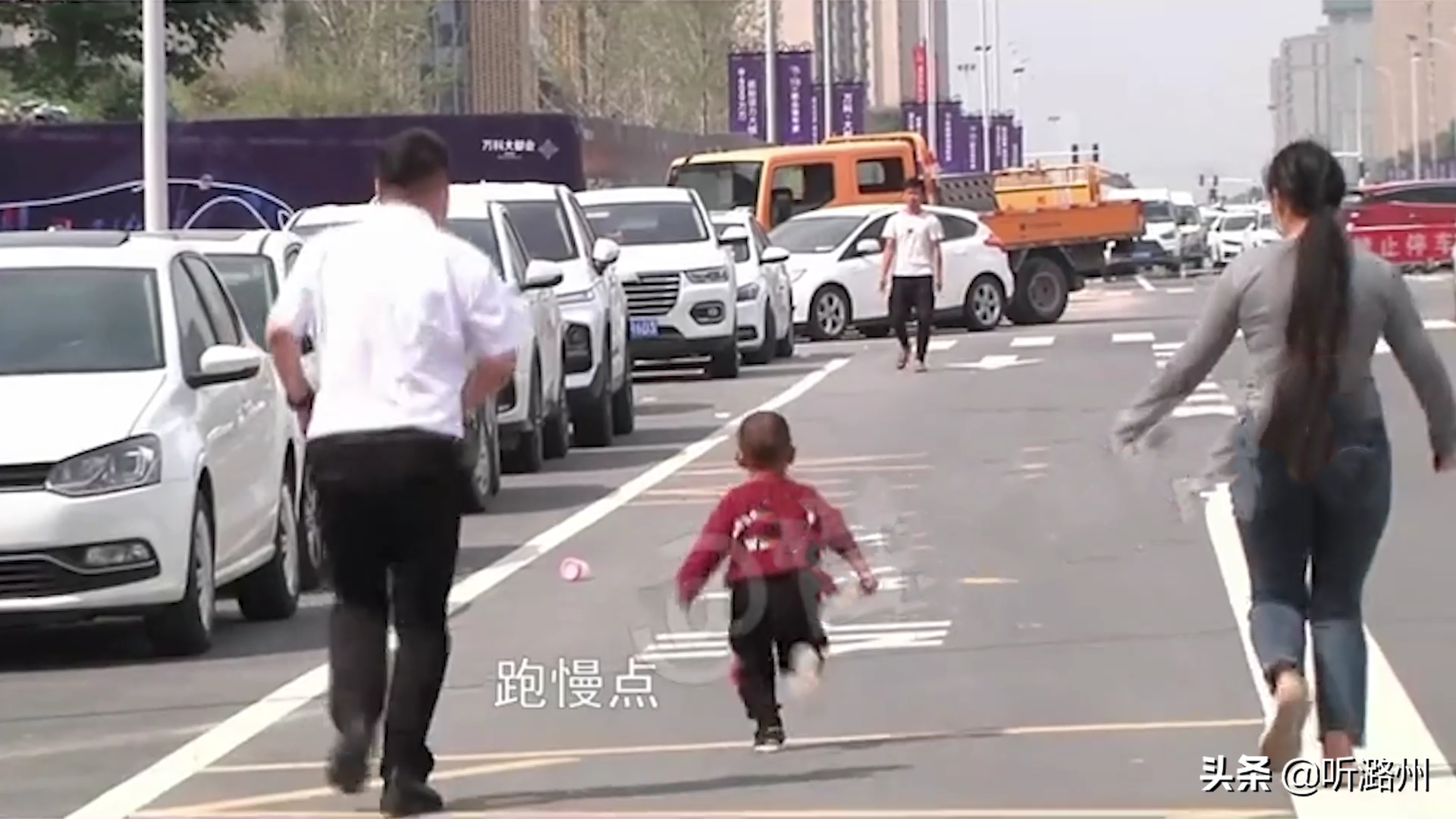 夫妻吵架，把孩子放在闺蜜家，闺蜜当街哭诉：代养容易还回去难