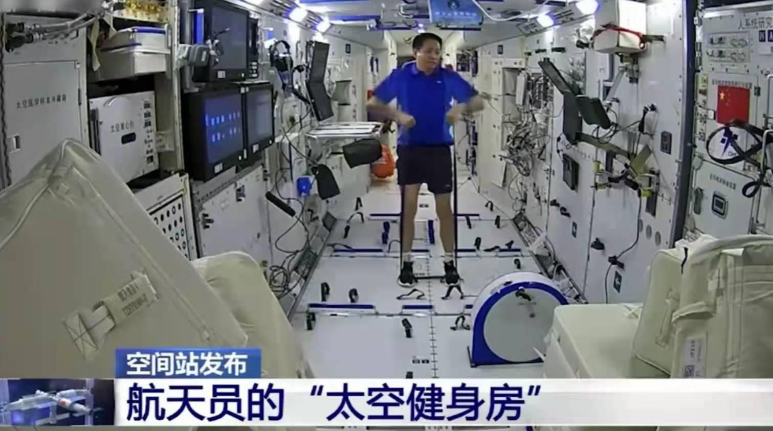中国2名航天员成功出舱，刘伯明站上机械臂，聂海胜一举动好暖心