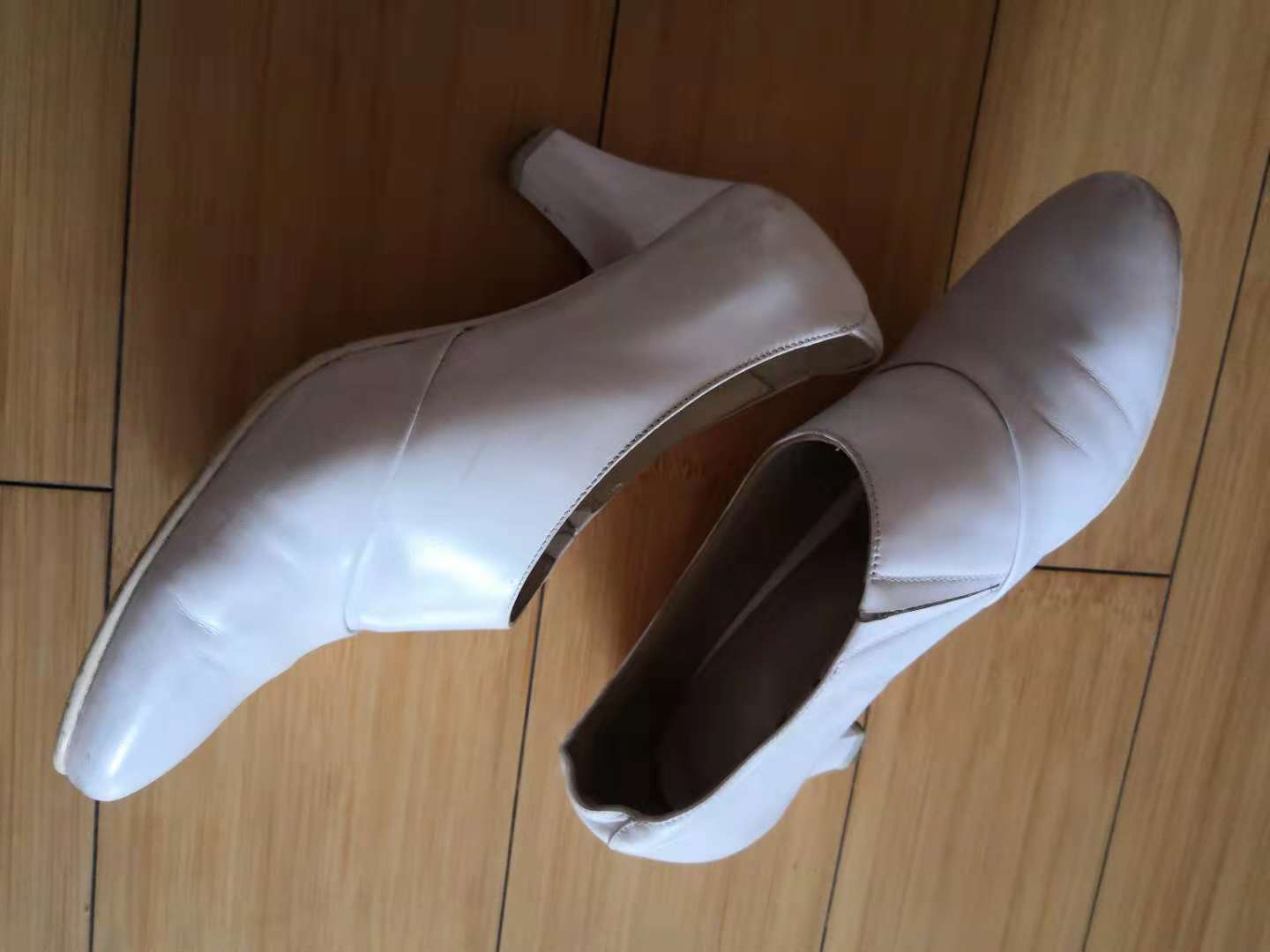 中国07式军装系列,海军唯一采用白色常服和礼服,女军官穿白皮鞋