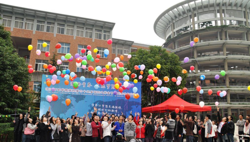 大学参加几个社团好（刚上大学要不要报社团）