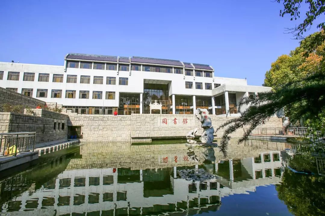 我的母校曲阜师范大学：有光的地方，就有人在学习。