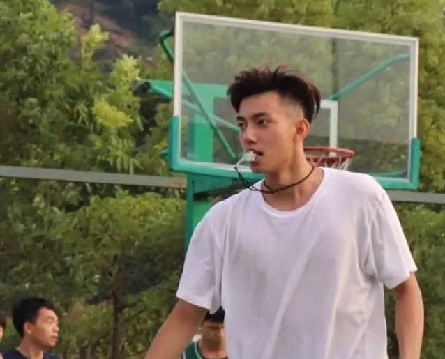 这位杭州大学的男老师红了，只因神似任嘉伦，每天被学生围观