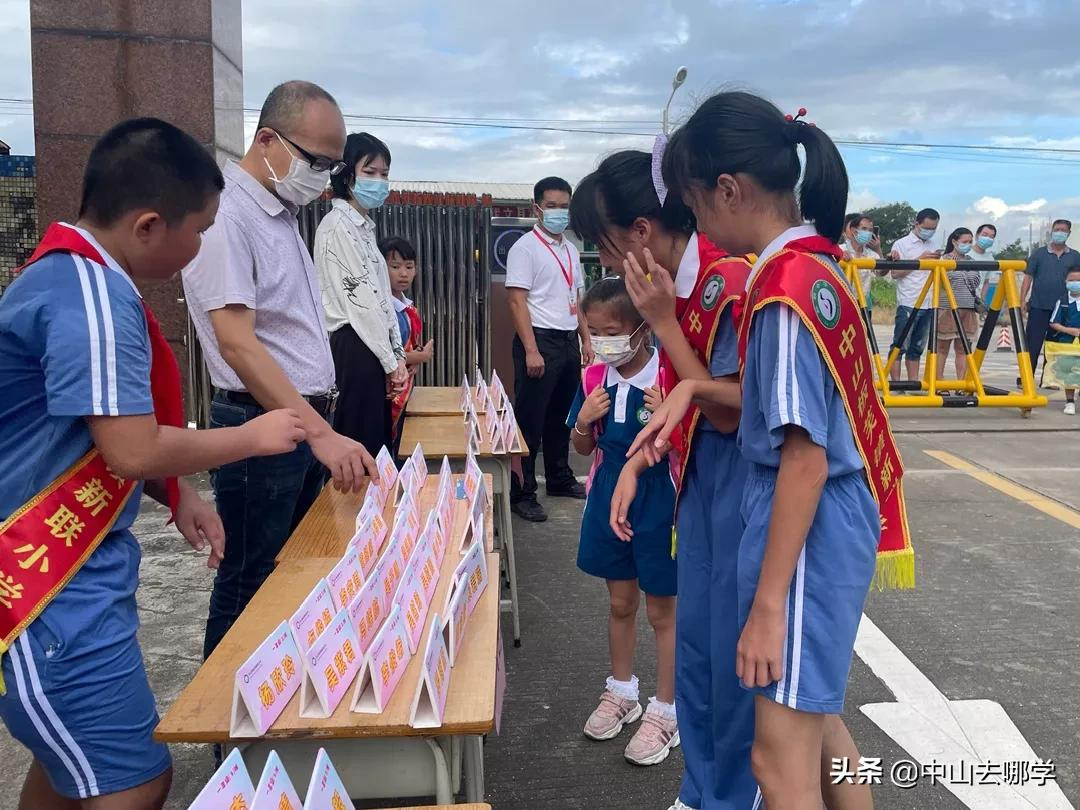 开学啦！现场多图预警：妈趴窗，爹爬墙，脸贴地！场面过于欢乐