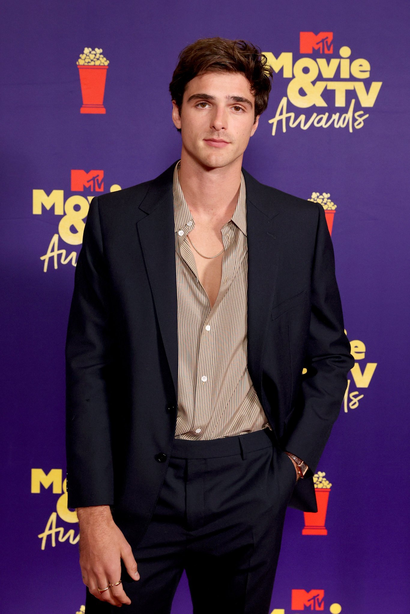 这不在美国青少年剧集里当红的一位鲜肉男演员雅各布jacob elordi,他