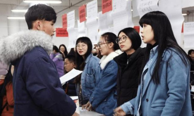 学姐张美玉近况曝光，“躲”在家里不敢上网，网友表示有些心疼