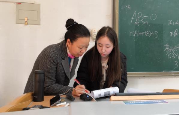 别死盯着公务员了，这些职业比公务员更“吃香”，稳定性高待遇好