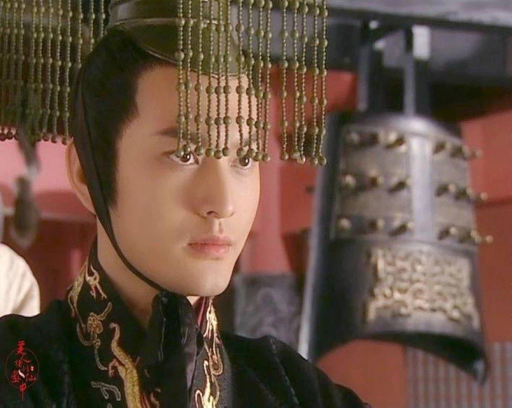 北电毕业后很快迎来一部匠心之作《大汉天子》,也是这部戏让黄晓明