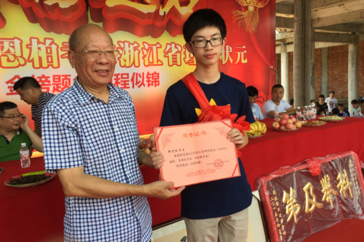 初一女儿考14分回家，父母为其鼓掌，鼓励才能创造奇迹