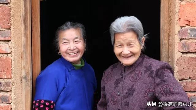 邻里老姐妹（小小说）