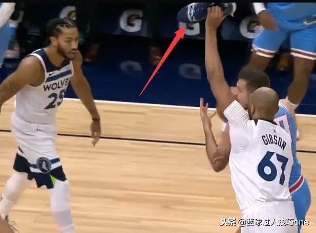 nba球员的鞋带为什么不会开(比赛时鞋掉了怎么办？吉布森诠释真正的“鞋防”，杜兰特光脚盖帽)